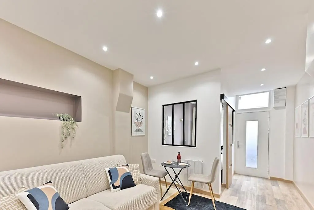 Place De La Nation Apartment